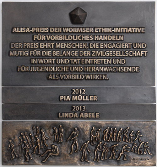 Relief mit Namen der Preisträgerinnen 2012-2013