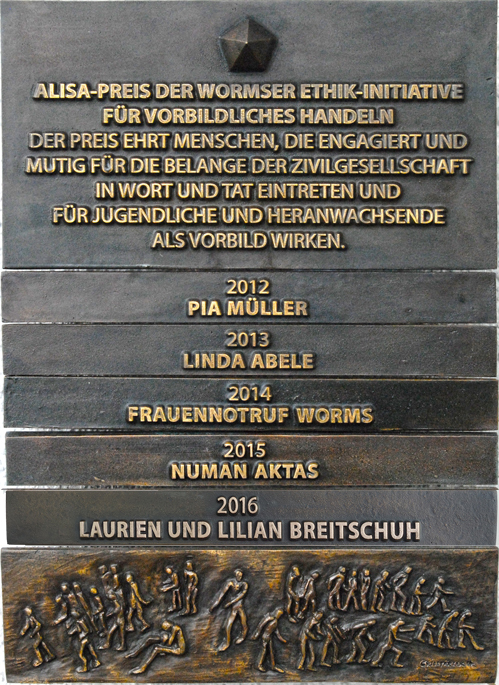 Die Bronzeplatte am Eingang zum ALISA-Zentrum in Worms: Eine 6-teilige Bronzeplatte mit den Namen aller Preisträger und dem Motiv "Abwenden- Zuwenden, gestaltet von Eberhard Grillparzer