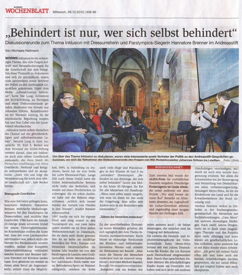 Faksimile des Presseartikels Wormser Wochenblatt Dezember 2013. Zeitungsausschnitt mit Text und großem Foto mit Podiumsteilnehmenden und Publikum